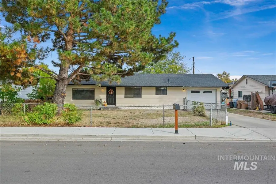 738 S Hawthorne Ave, Emmett, ID 83617 - Image #2