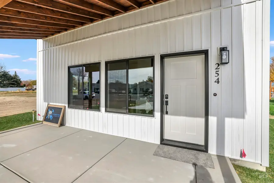 254 1st St W, Wendell, ID 83355 - Image #2