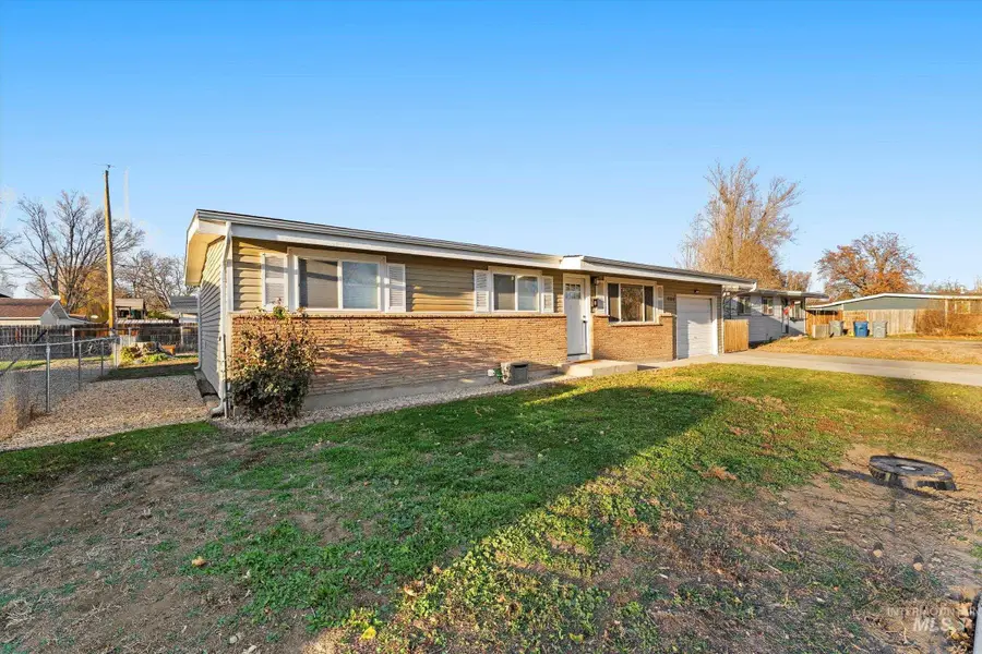 406 Chestnut St, Mountain Home, ID 83647 - Image #2