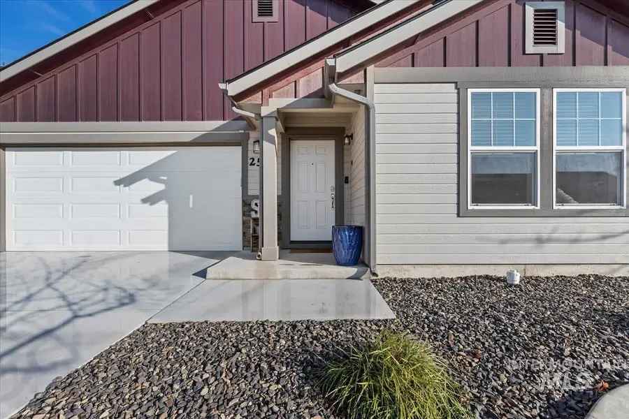 2574 N Ridgecreek Ave, Kuna, ID 83634 - Image #2