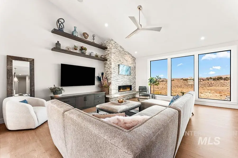 768 E Orion Dr, Boise, ID 83702 - Image #2