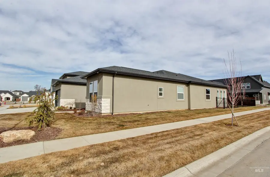 822 N Danville Ave, Eagle, ID 83616 - Image #3