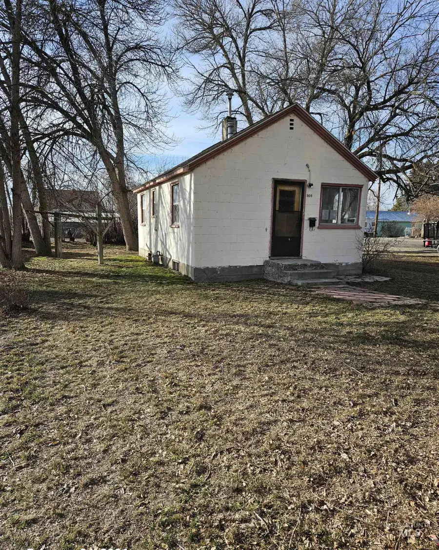 909 Oregon St, Gooding, ID 83330 - #2