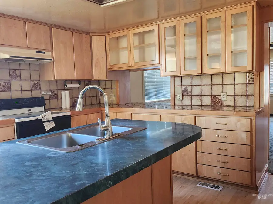 111 S Elder St, Nampa, ID 83686 - Image #2