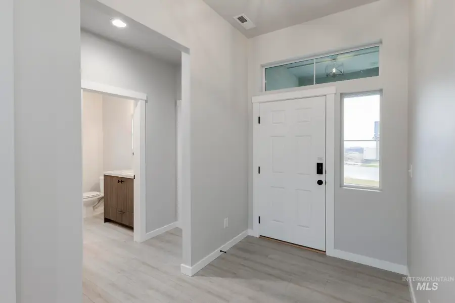 3877 E Jamestown Dr, Nampa, ID 83686 - Image #2