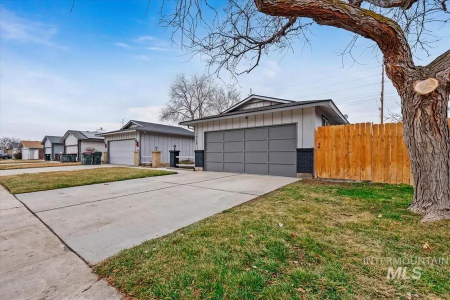 1008 W Crest Wood Dr, Meridian, ID 83642 - #2