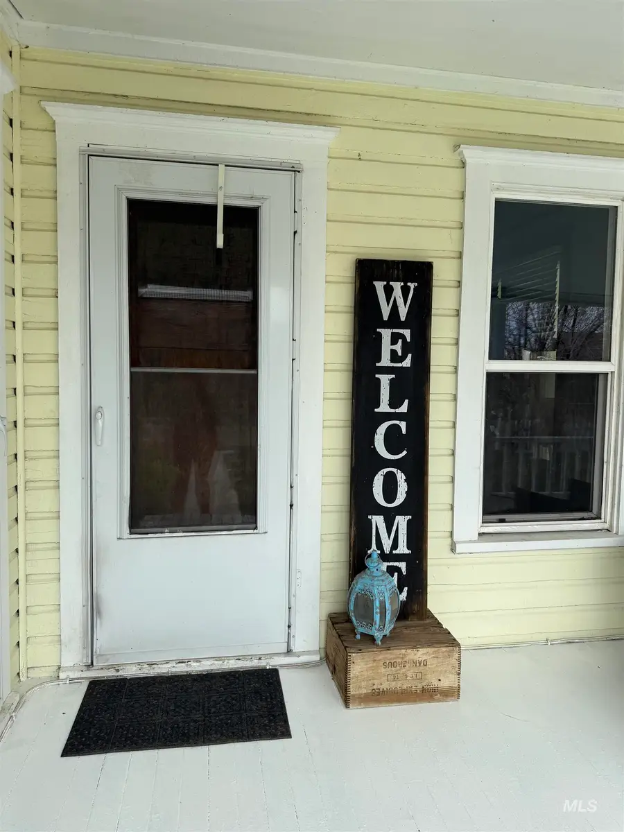 86 W 1st Ave, Glenns Ferry, ID 83623 - #2