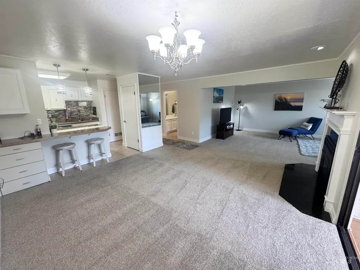 1095 N Camelot Dr, Boise, ID 83704 - #1