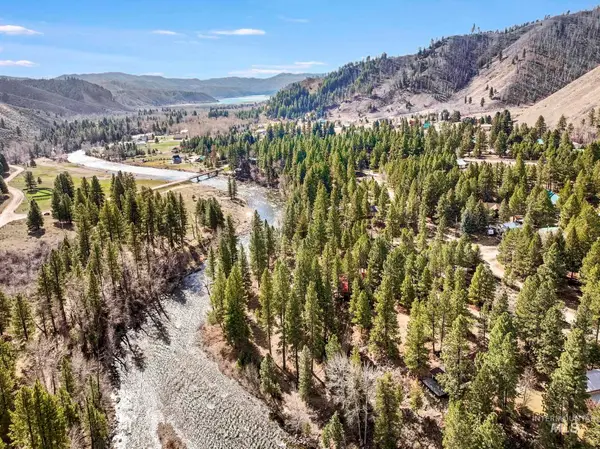 692 E Riverview Cir, Pine, ID 83647