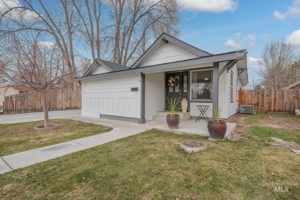 24 N Fairview St, Nampa, ID 83651 - #1