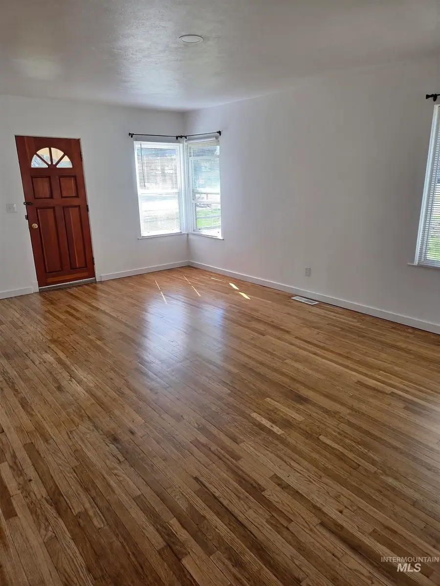 506 5th Ave. E, Gooding, ID 83332 - #3