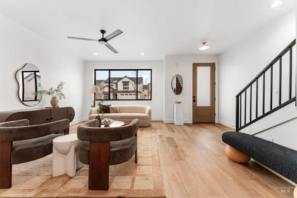 3386 W Whimbrel Lane #Middle Unit, Boise, ID 83703