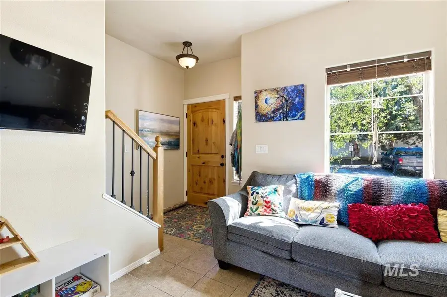 527 S Blue Pine Ln, Boise, ID 83705 - #3