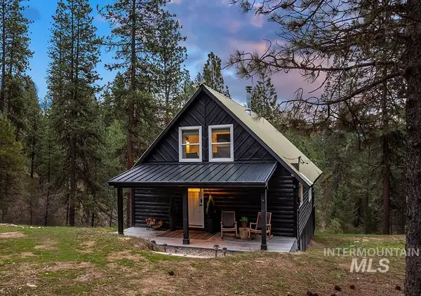 9 Upper Fitchs Point Rd, Garden Valley, ID 83622