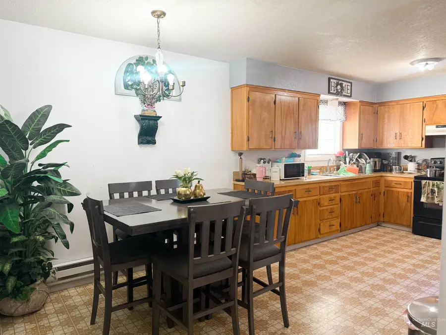 327 N Conant Ave, Burley, ID 83318 - #3