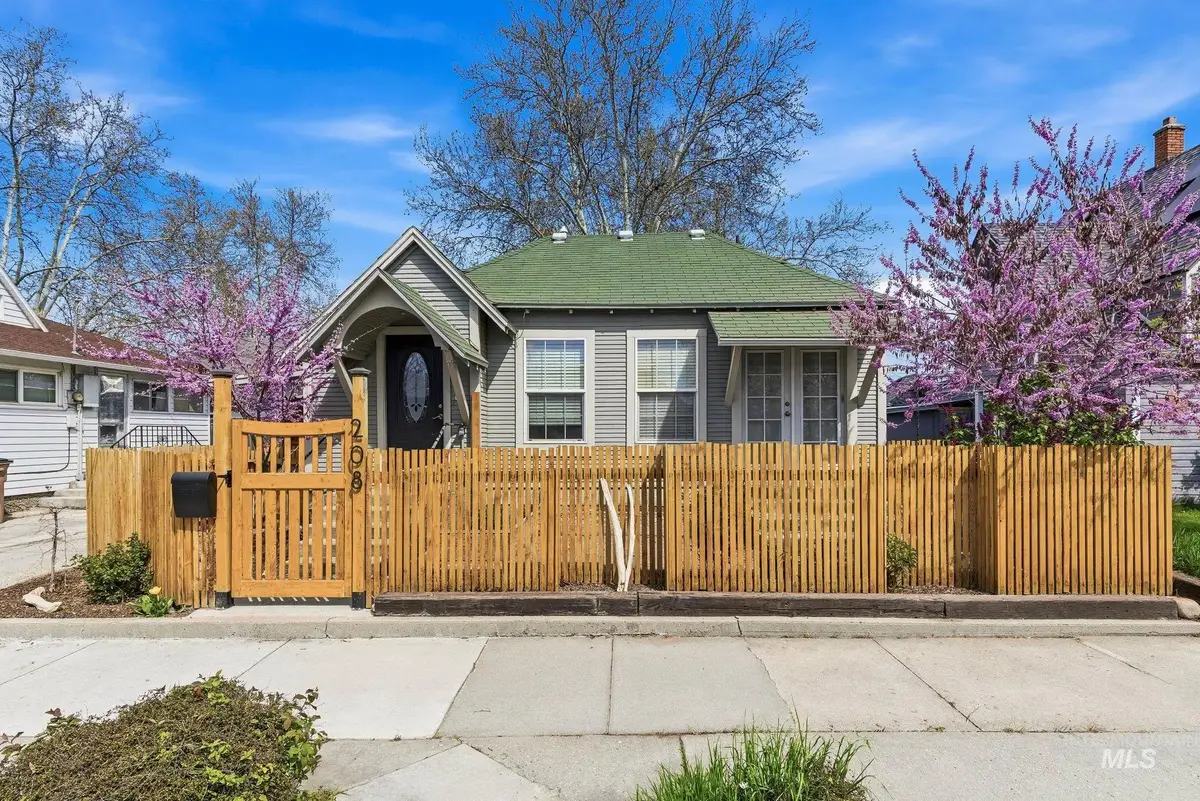 208 E 2nd St, Emmett, ID 83617 - #1