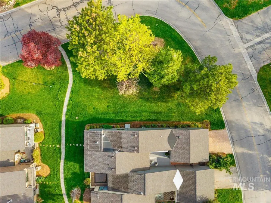 935 N Camelot Dr, Boise, ID 83704 - #2