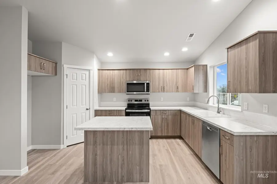 924 NE Trailridge St, Mountain Home, ID 83647 - #3