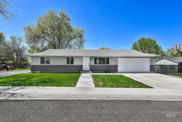 353 S Ash Ave, Kuna, ID 83634