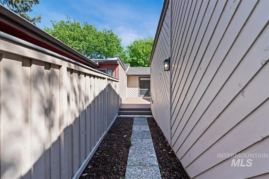 968 N Camelot Dr, Boise, ID 83704 - #2