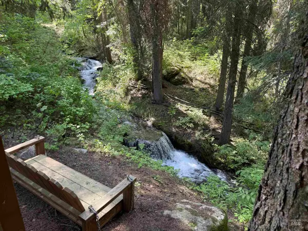 24 Wapiti Dr, Cascade, ID 83611