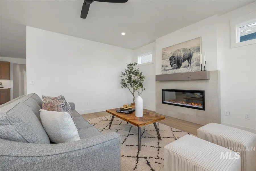 395 E Chevy Dr, Boise, ID 83716 - #3