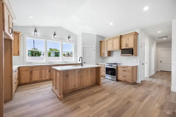 958 S Almond St, Nampa, ID 83686