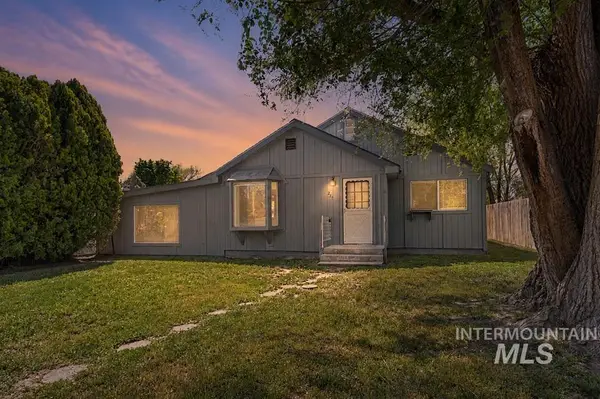 215 W Arizona Ave, Homedale, ID 83628