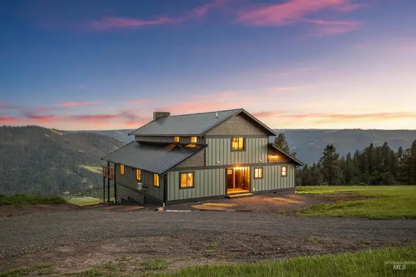 520 Valley View Dr, Lenore, ID 83541