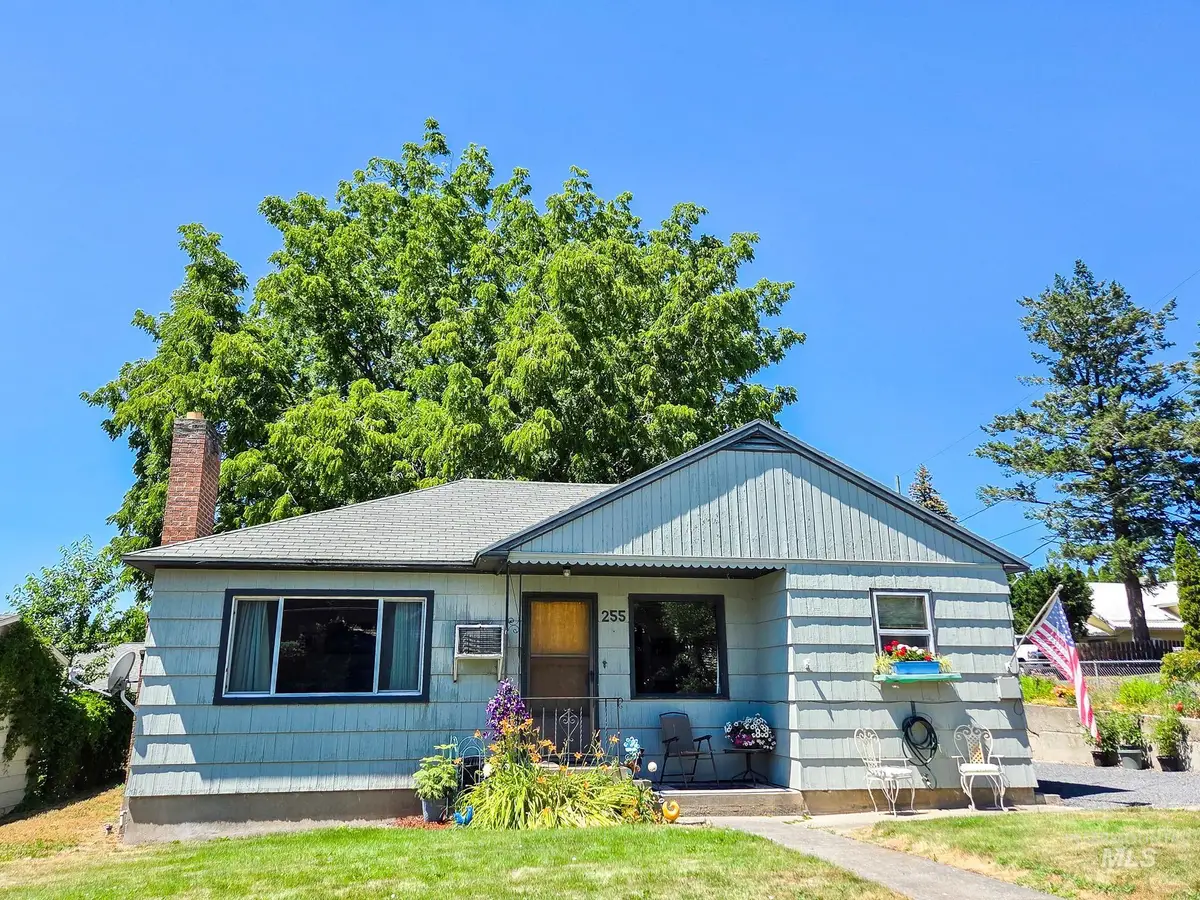 255 N Pine St, Genesee, ID 83832 - #1