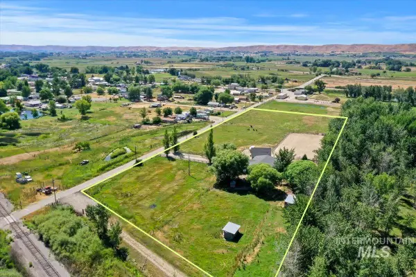 2123 Petersburg Ave, Letha, ID 83636