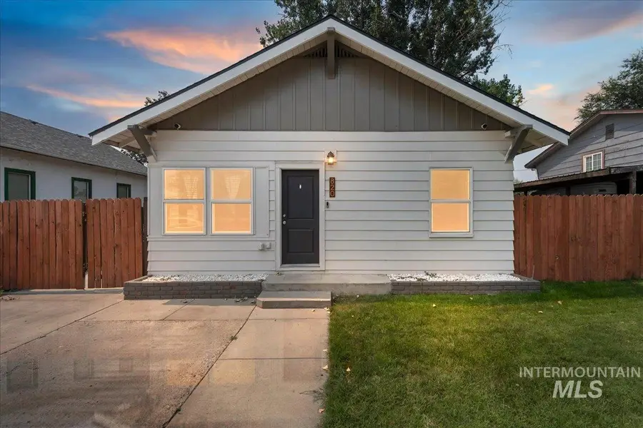 820 E Elgin St, Caldwell, ID 83605 - #2
