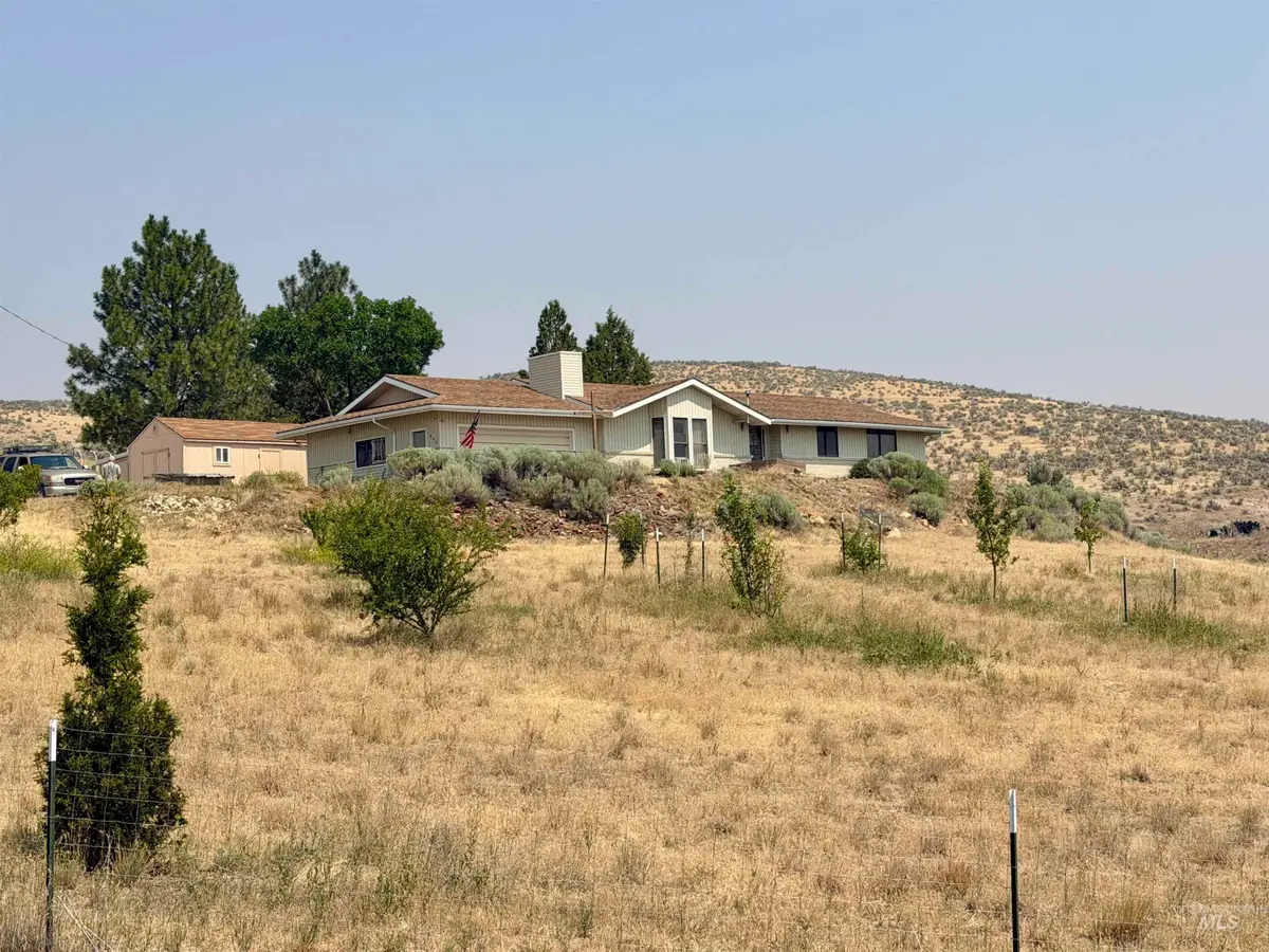 844 Crest Dr, Jordan Valley, OR 97910 - #1