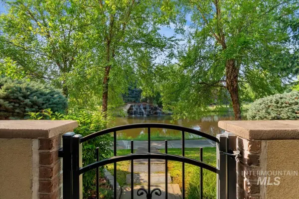 9775 W Sultana Dr, Garden City, ID 83714