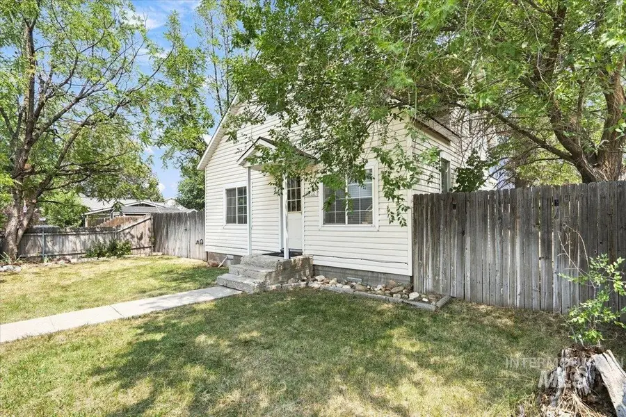 212 Ne 2nd St, Meridian, ID 83642 - #3