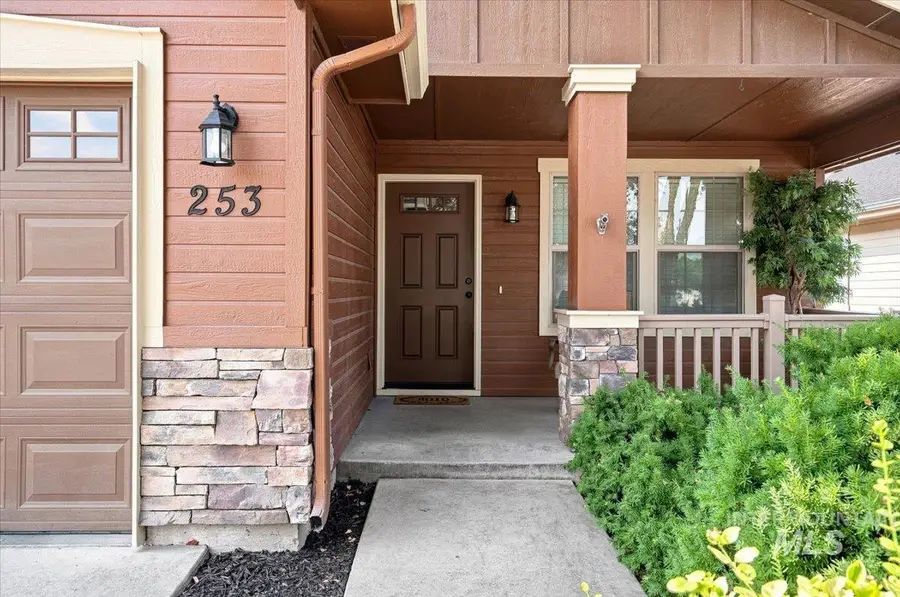 253 E Indian Rocks Ct, Meridian, ID 83646 - #2