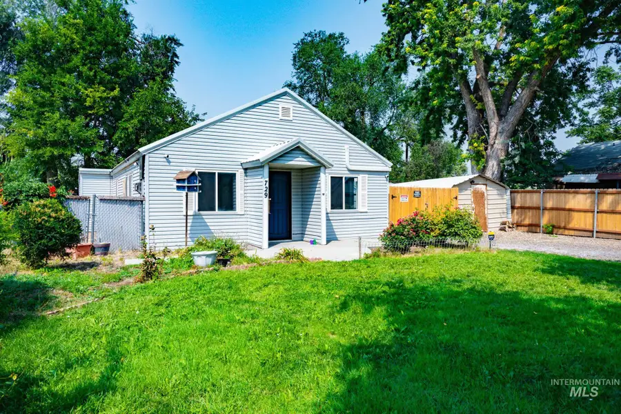 729 NW 2nd St, Ontario, OR 97914 - #2