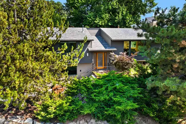 561 E Balmoral Rd, Boise, ID 83702