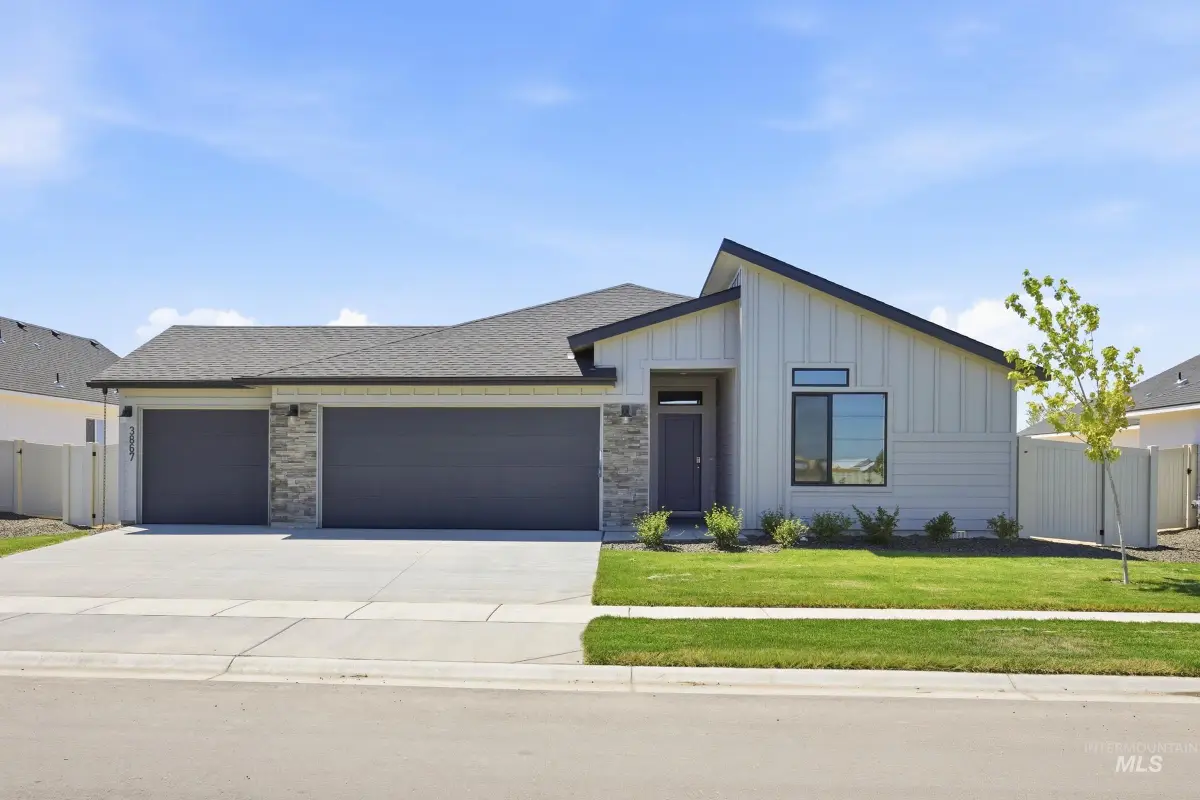 2183 N 8th E St, Mountain Home, ID 83647 - #1