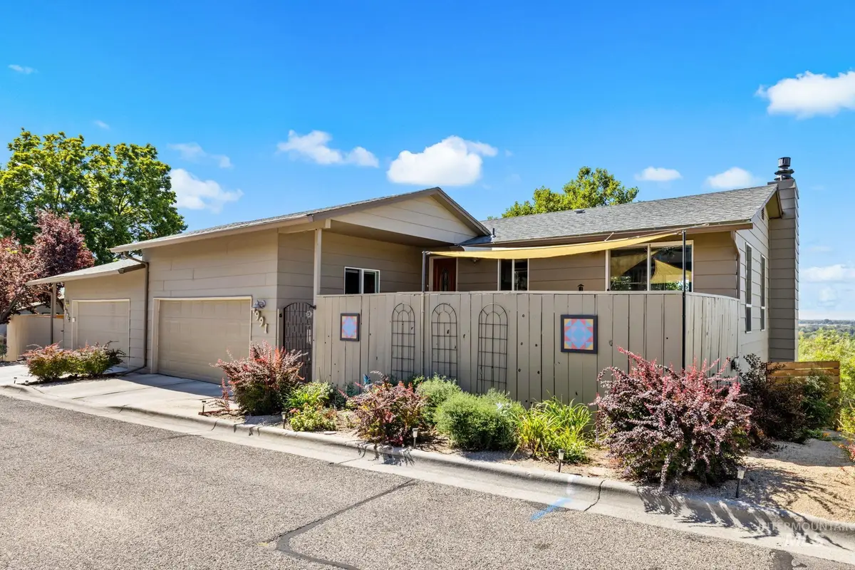4991 N Bitterbrush Dr, Boise, ID 83703 - #1