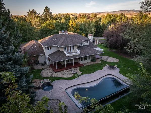 9527 W Riverside Ln, Garden City, ID 83716