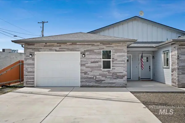 11 N 1st Street East, Homedale, ID 83628