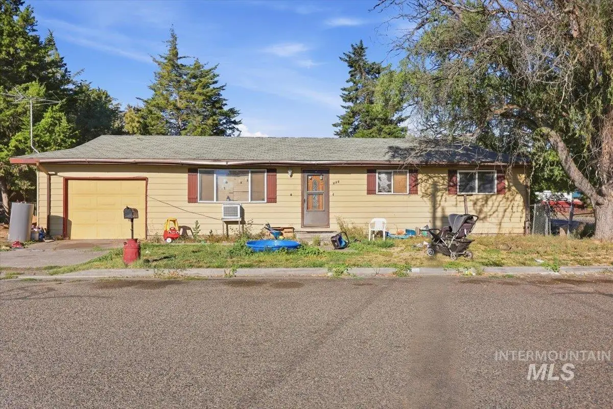 695 NW 4th St, Ontario, OR 97914 - #1