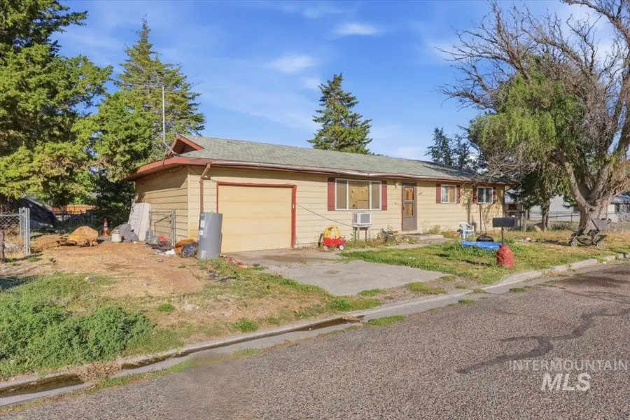 695 NW 4th St, Ontario, OR 97914 - #3