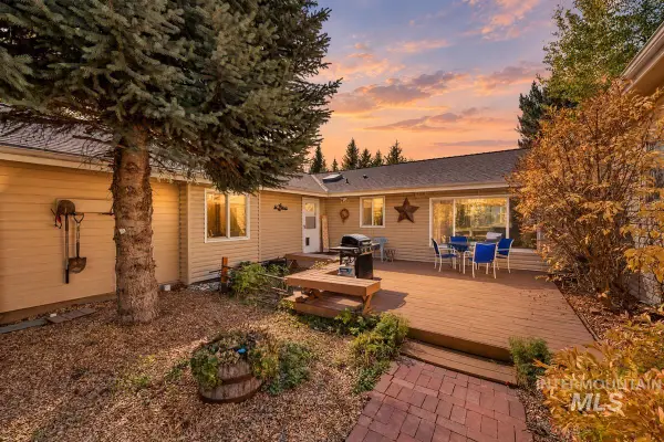 505 Lakeview Drive, Cascade, ID 83611