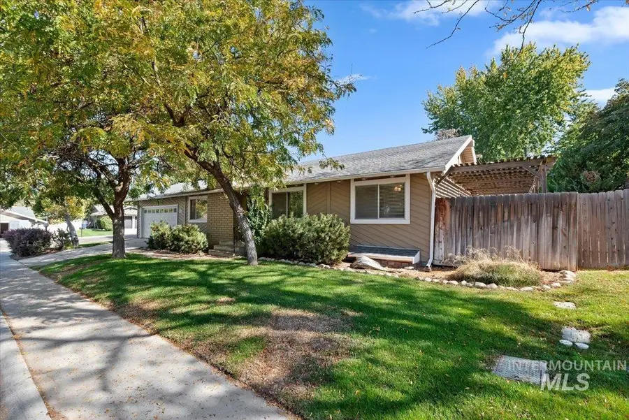 826 N Beachwood St, Eagle, ID 83616 - #3