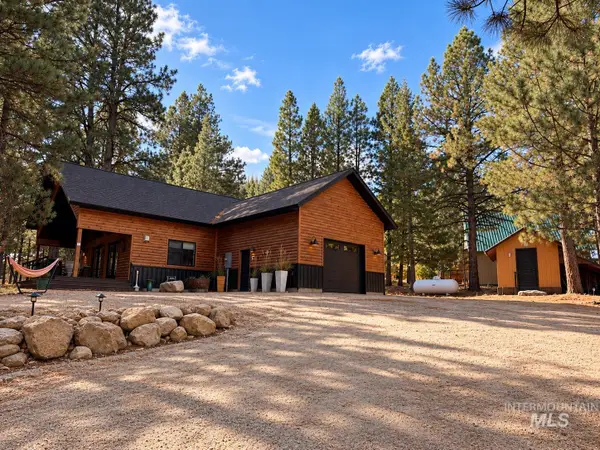 653 E Riverview Cir, Pine, ID 83647