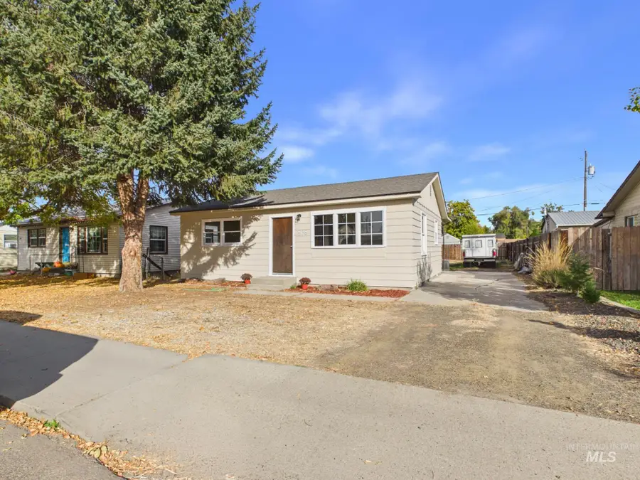 636 E 4th St, Emmett, ID 83617 - #2