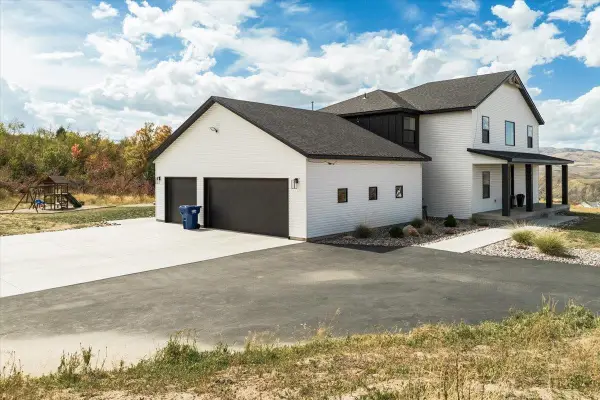 1367 Mogul Ln, Inkom, ID 83245