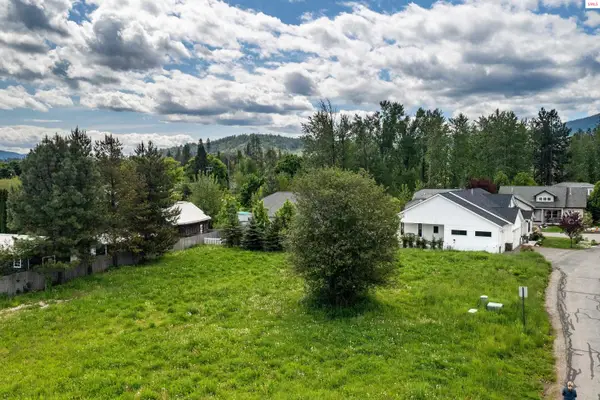 409 Becker Ln, Dover, ID 83825